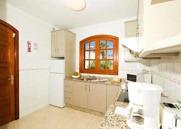 El Golfo - By Az Puerto del Carmen (Lanzarote)